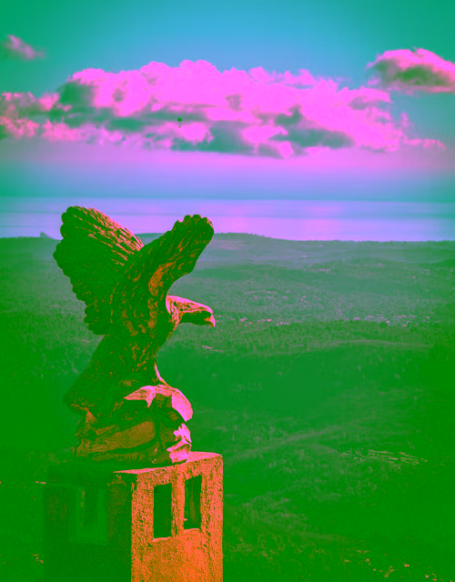 Eagle sculpture at Gourdon with Cannes bay and valley view — Grasse Gourdon Provence private day tour from Nice